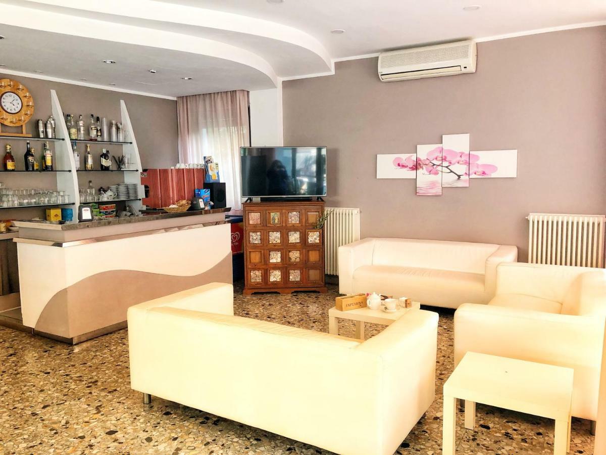 Hotel Amoha Rimini Esterno foto